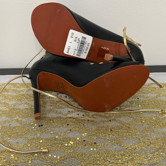 New Le Château Black & Gold Heels - Picture 3 of 3